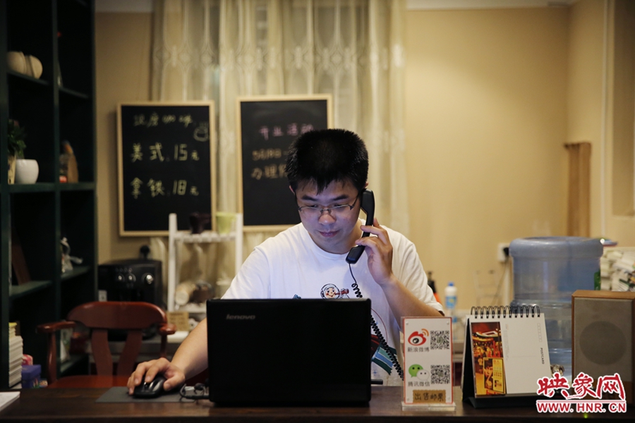 店長(zhǎng)小博，由于書店搬遷至此，經(jīng)常接詢問(wèn)地址的電話。