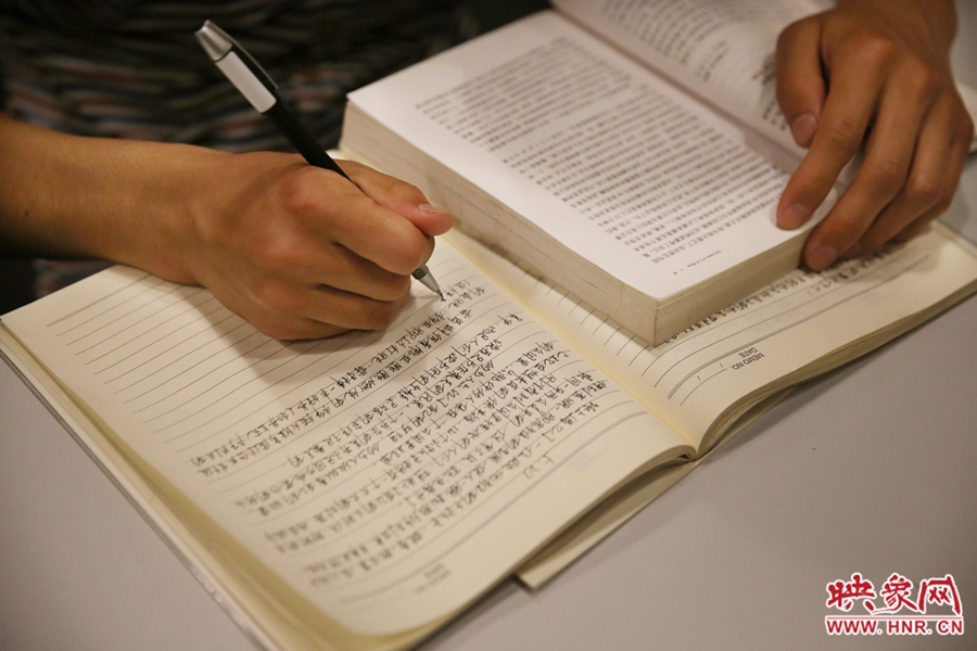 看書的人。