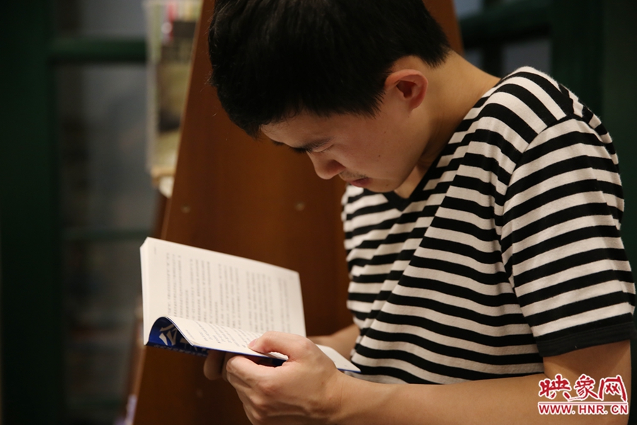 看書的人。