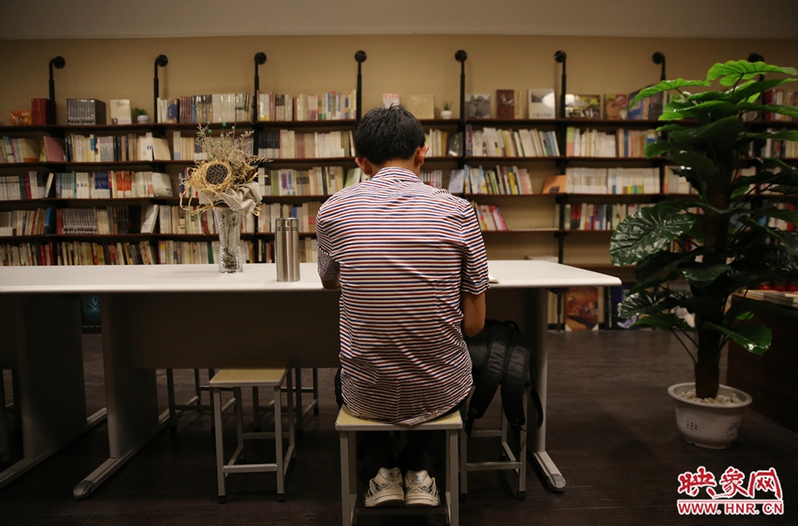 5月23日晚，鄭州一家24小時（周五、周六）書店營業(yè)。慕名而來的客人在看書。