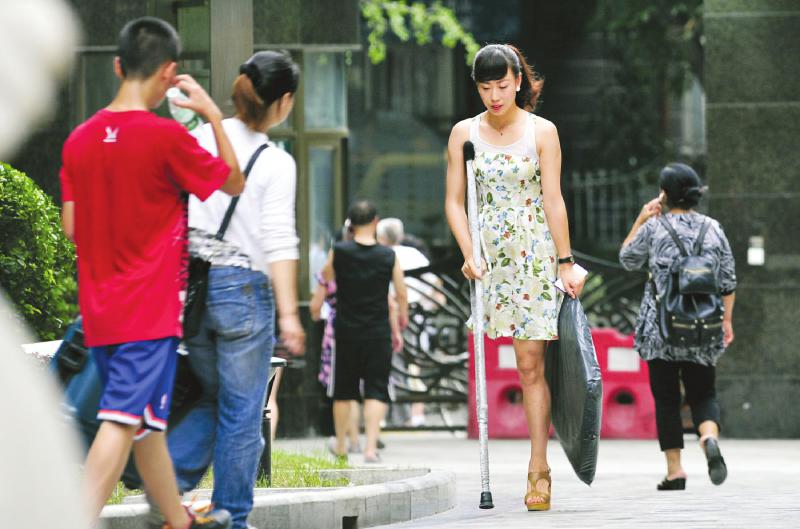 獨腿女孩穿20厘米高跟鞋照片走紅網(wǎng)絡(luò)