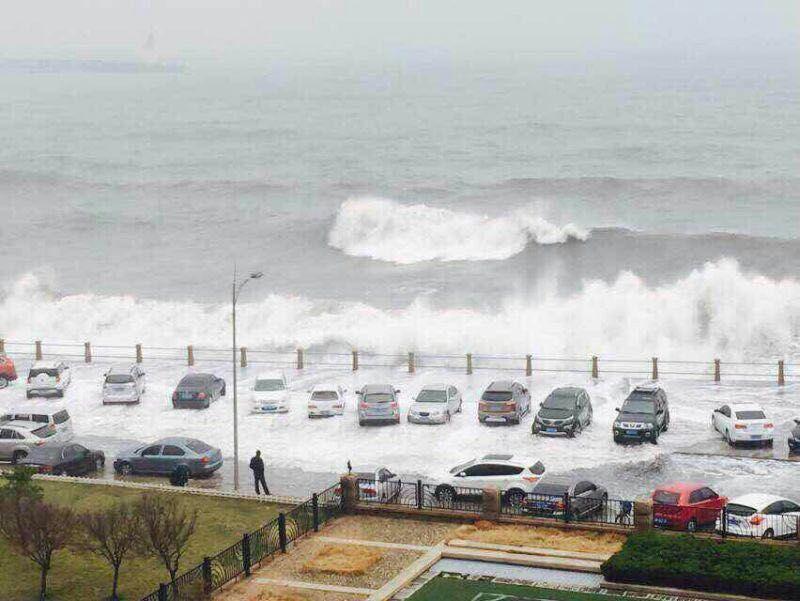 青島前海掀巨浪 多車(chē)被淹