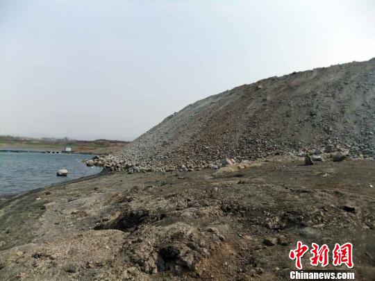 填湖造地，在鴨河水庫非法建設(shè)有越演越烈之勢。吳揚　攝