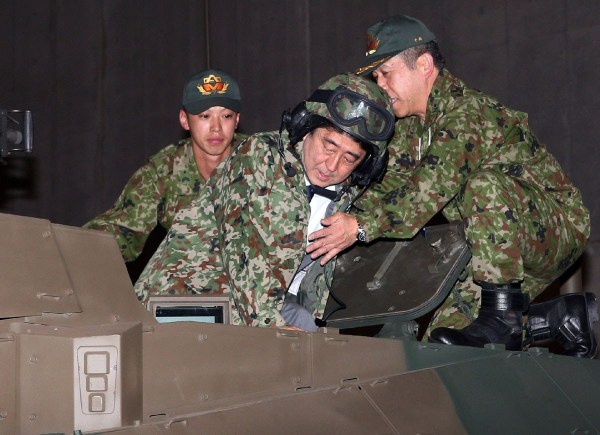 當(dāng)?shù)貢r間4月27日，日本千葉市，日本首相安倍晉三他身穿迷彩服頭戴鋼盔的登上展出中的日本陸上自衛(wèi)隊最新