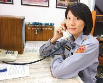 　　27歲的臺灣高雄市鹽埕區(qū)女警王文君，留一頭俏麗短發(fā)，身高175公分?！堵?lián)合報》圖