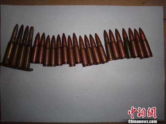 覃某主動上交的23發(fā)子彈?！＄娦馈z